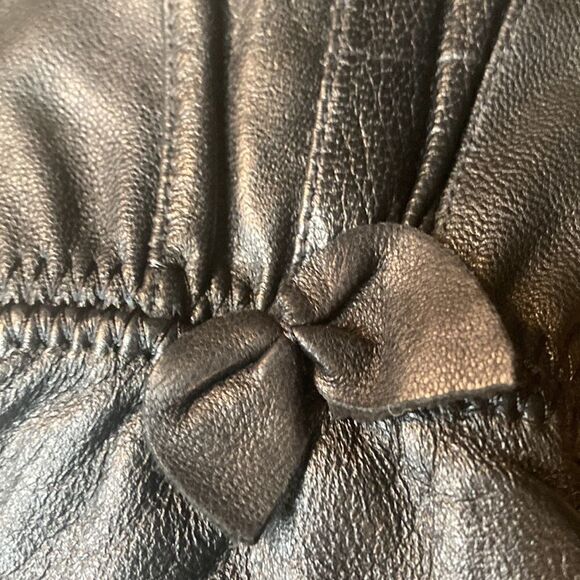 No brand black leather gloves with leather bows, good used condition - Picture 2 of 4